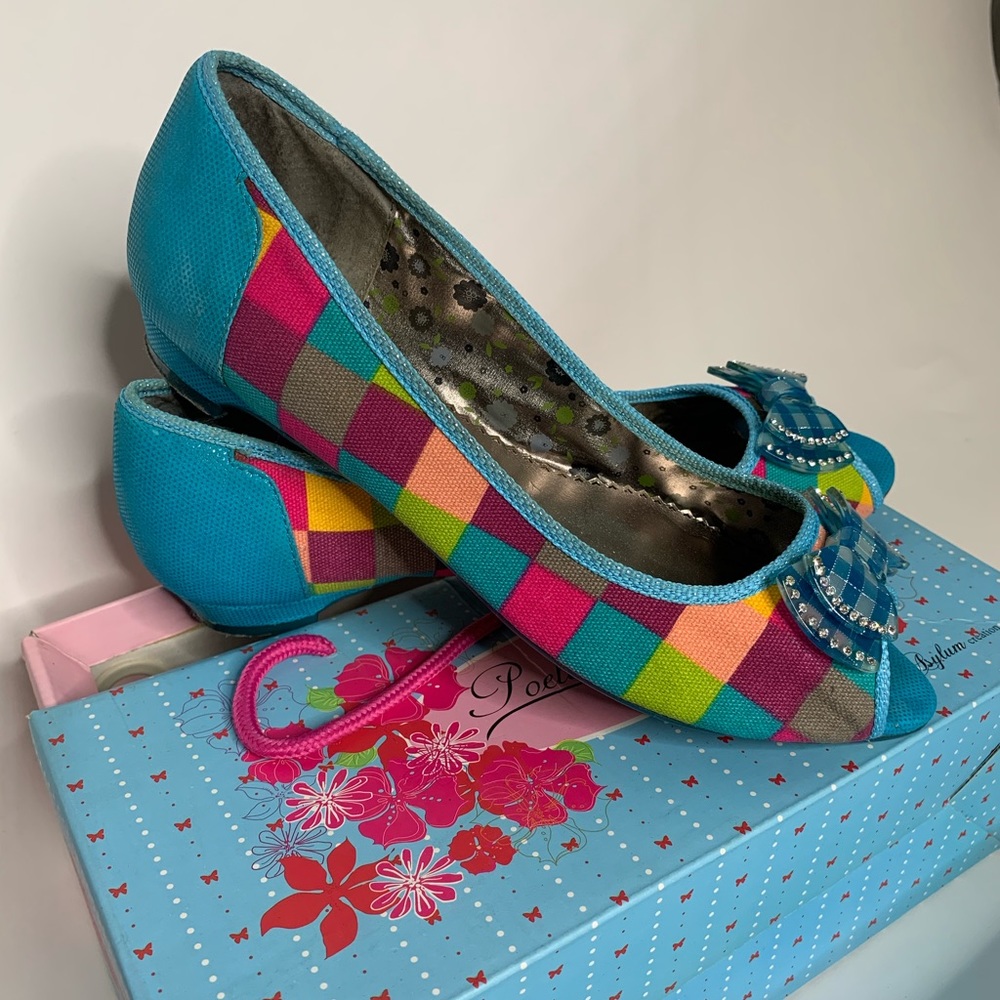 Flat open toe shoe